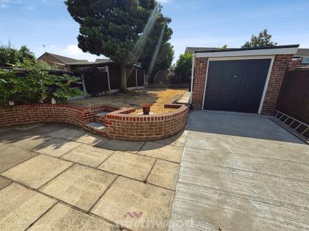 3 bedroom Bungalow for sale in Hoddesdon Crescent, Dunscroft, Doncaster, DN7