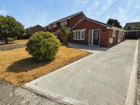 3 bedroom Bungalow for sale in Hoddesdon Crescent, Dunscroft, Doncaster, DN7