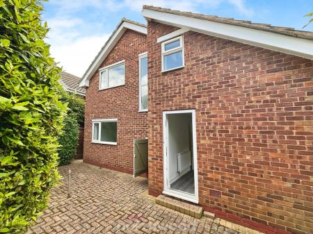 4 bedroom Detached house to let in Roseberry Avenue, Hatfield, Doncaster, DN7