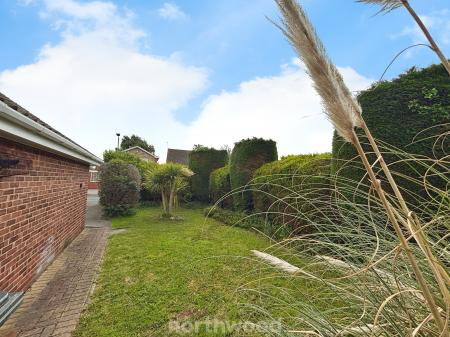 4 bedroom Detached house to let in Roseberry Avenue, Hatfield, Doncaster, DN7