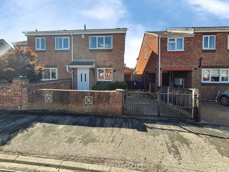 2 bedroom Semi-detached house for sale in Victoria Avenue, Hatfield, Doncaster, DN7