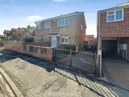 2 bedroom Semi-detached house for sale in Victoria Avenue, Hatfield, Doncaster, DN7