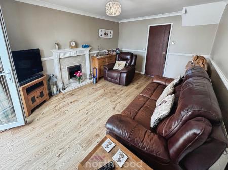 2 bedroom Semi-detached house for sale in Victoria Avenue, Hatfield, Doncaster, DN7
