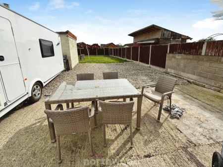 4 bedroom Terraced House for sale in Broadway, Dunscroft, Doncaster, DN7