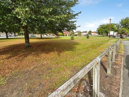 4 bedroom Terraced House for sale in Broadway, Dunscroft, Doncaster, DN7