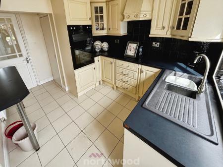 4 bedroom Terraced House for sale in Broadway, Dunscroft, Doncaster, DN7