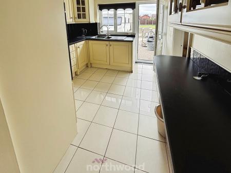 4 bedroom Terraced House for sale in Broadway, Dunscroft, Doncaster, DN7