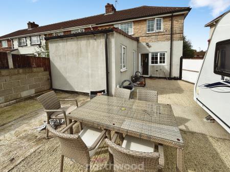 4 bedroom Terraced House for sale in Broadway, Dunscroft, Doncaster, DN7