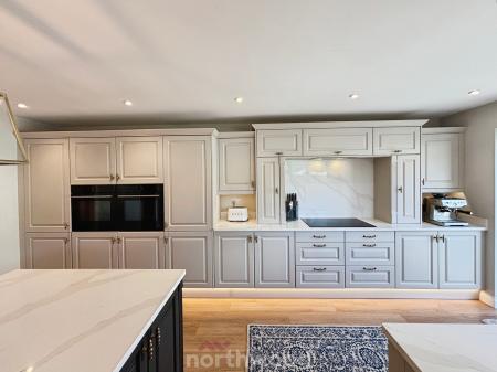 5 bedroom Detached house for sale in Perran Close, Dunsville, Doncaster, DN7