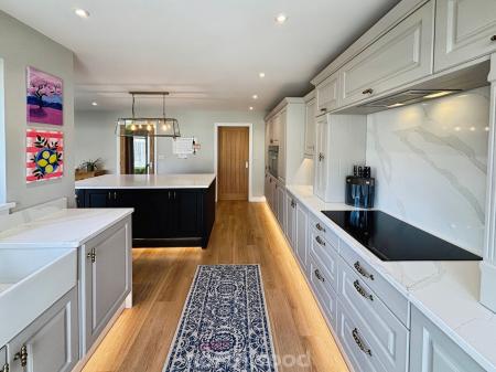 5 bedroom Detached house for sale in Perran Close, Dunsville, Doncaster, DN7