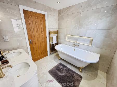 5 bedroom Detached house for sale in Perran Close, Dunsville, Doncaster, DN7
