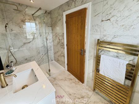 5 bedroom Detached house for sale in Perran Close, Dunsville, Doncaster, DN7
