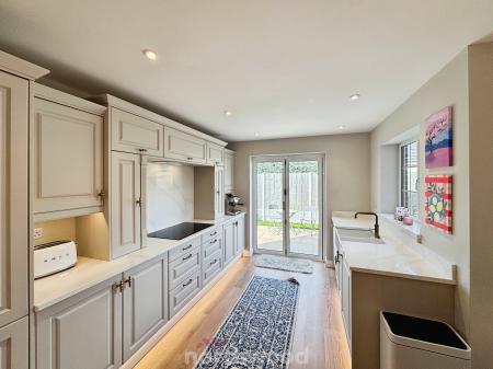 5 bedroom Detached house for sale in Perran Close, Dunsville, Doncaster, DN7