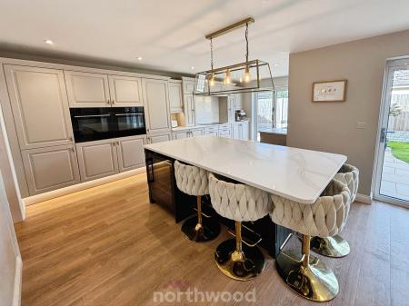 5 bedroom Detached house for sale in Perran Close, Dunsville, Doncaster, DN7