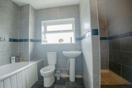 2 bedroom Terraced House for sale in Lishman Terrace, Gateshead, NE40