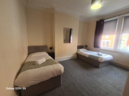 2 bedroom Apartment for sale in Rayleigh Grove, Gateshead, NE8