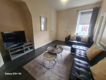 2 bedroom Apartment for sale in Rayleigh Grove, Gateshead, NE8