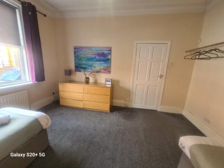 2 bedroom Apartment for sale in Rayleigh Grove, Gateshead, NE8