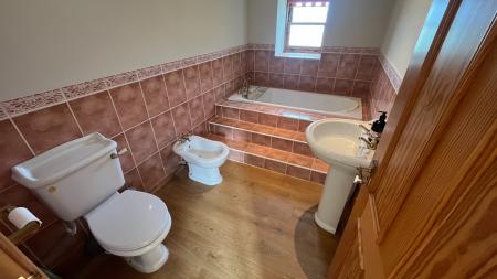 5 bedroom Semi-detached house to let in Mains of Orrock, Balmedie, AB23