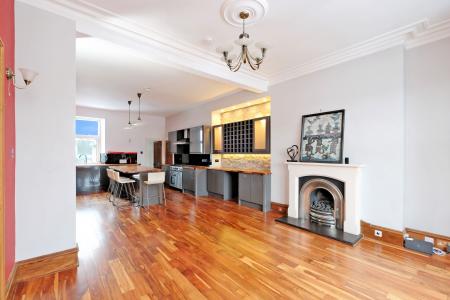 4 bedroom Flat for sale in Richmondhill Place, Aberdeen, AB15