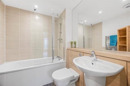 3 bedroom Flat to let in Mackie Place, Elrick, AB32