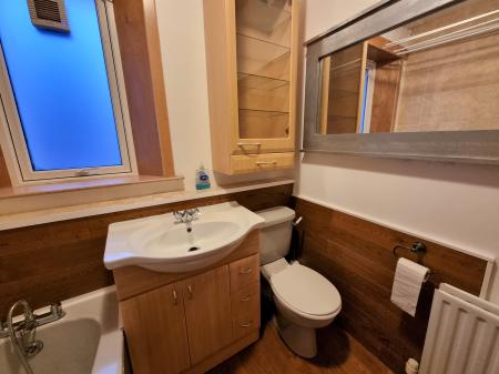 2 bedroom Flat to let in Tullos Place, Torry, Aberdeen, AB11