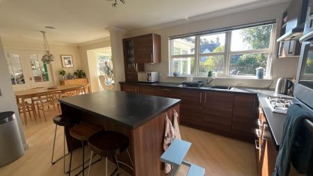 6 bedroom Detached house to let in Pine Tree Road, Banchory, AB31