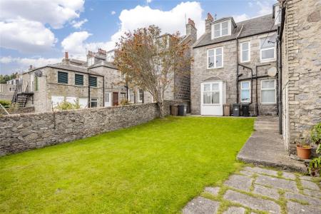 4 bedroom Flat to let in Richmondhill Place, Midstocket, Aberdeen, AB15