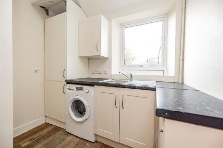 4 bedroom Flat to let in Richmondhill Place, Midstocket, Aberdeen, AB15