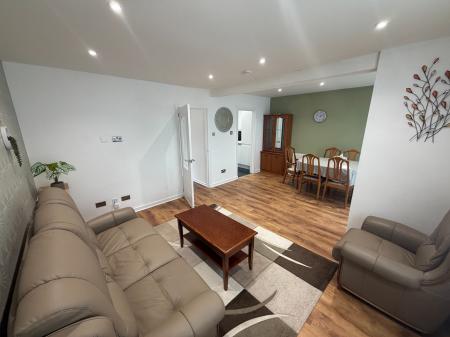 3 bedroom Flat to let in Cornhill Gardens, Cornhill, Aberdeen, AB16