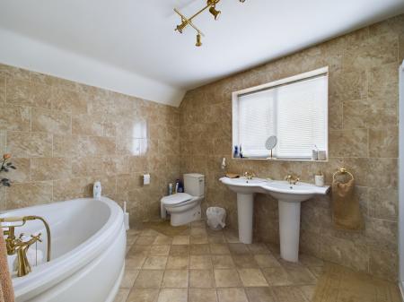 4 bedroom Detached house for sale in Beesby Road, Maltby le Marsh, LN13
