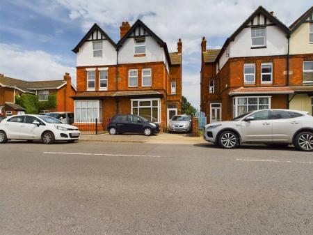 6 bedroom Semi-detached house for sale in Victoria Road, Mablethorpe, LN12