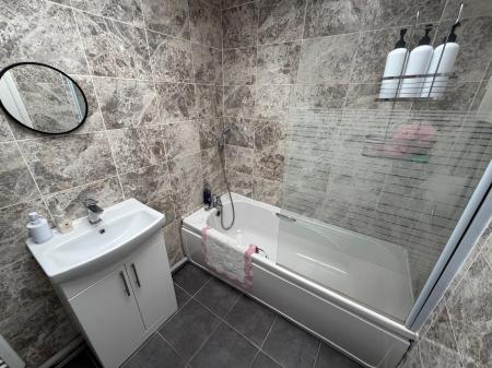 2 bedroom Flat to let in Redwood Drive, Waddington, Lincoln, LN5