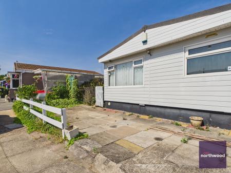 2 bedroom Park home for sale in Seahaven Springs, Mablethorpe, LN12