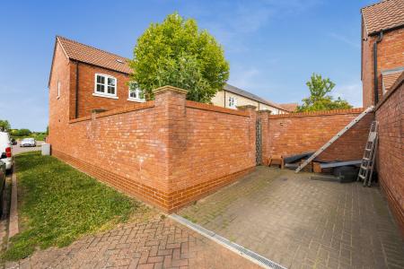 3 bedroom Semi-detached house for sale in Pitsford Close, Lincoln, LN5
