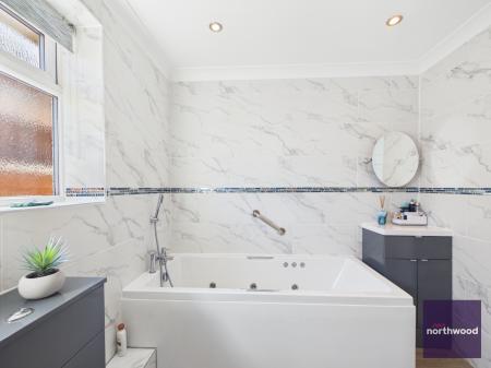3 bedroom Detached bungalow for sale in Henshaw Avenue, Sutton on Sea, LN12