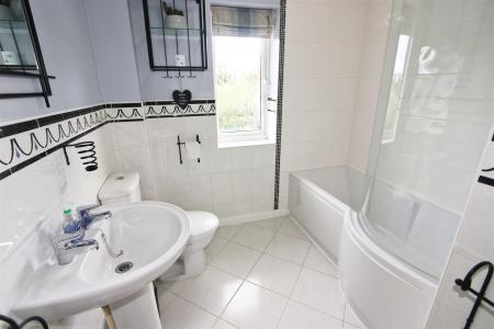 5 bedroom Detached house for sale in Buttercup Avenue, Donisthorpe, DE12