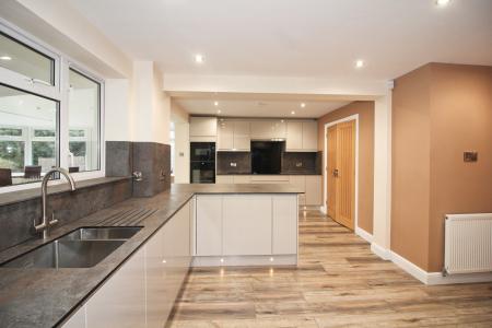 5 bedroom Detached house for sale in Hazel Close, Measham, DE12