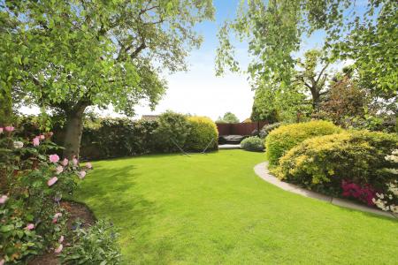 4 bedroom Detached house for sale in Leicester Road, Ashby-De-La-Zouch, LE65