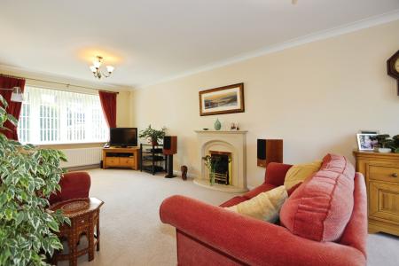 4 bedroom Detached house for sale in Oakham Grove, Ashby-De-La-Zouch, LE65