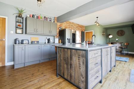 4 bedroom Detached house for sale in Atherstone Road, Measham, DE12