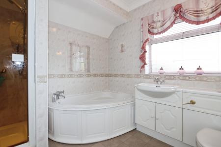 4 bedroom Detached house for sale in Tower Gardens, Ashby-De-La-Zouch, LE65