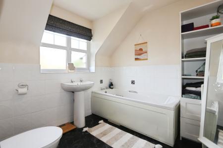 4 bedroom Detached house for sale in Brick Kiln Croft, Measham, DE12