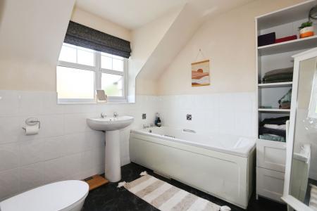 4 bedroom Detached house for sale in Brick Kiln Croft, Measham, DE12