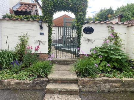 2 bedroom Cottage for sale in Kneeton Road, East Bridgford, Nottingham