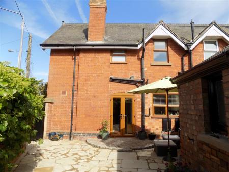 4 bedroom Character Property for sale in Saxondale Drive, Upper Saxondale, Radcliffe-On-Trent, Nottingham