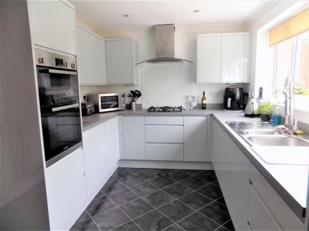 4 bedroom Detached house for sale in Meadowsweet Hill, Bingham