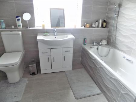 4 bedroom Detached house for sale in Meadowsweet Hill, Bingham