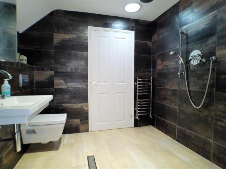 5 bedroom Detached house for sale in Wimbishthorpe Close, Bottesford, Nottingham