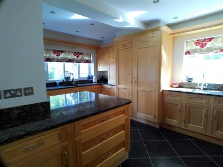 5 bedroom Detached house for sale in Perry Grove, Bingham